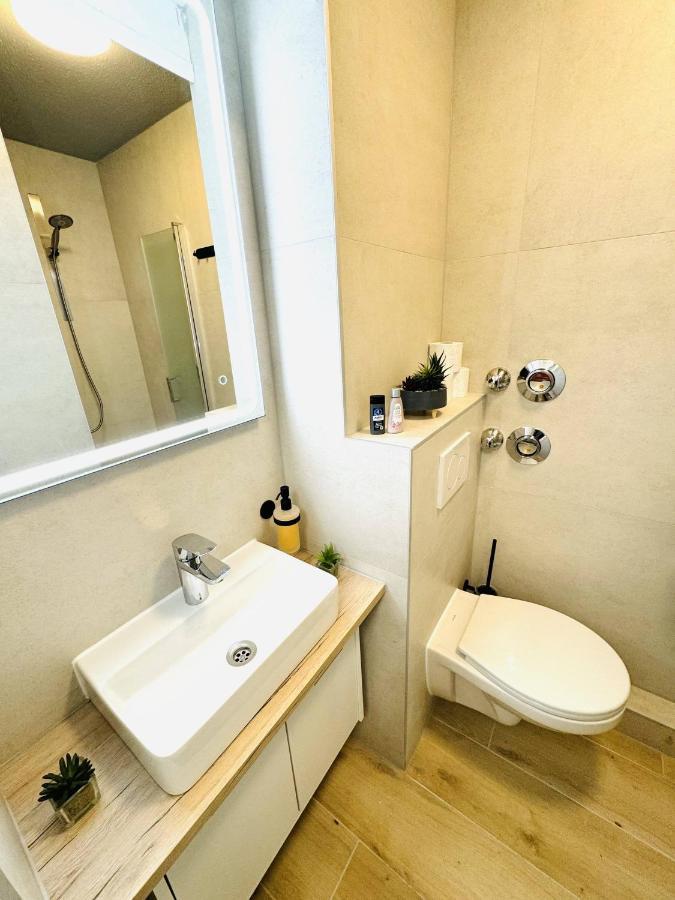 Elegant Urban Retreat 05 *